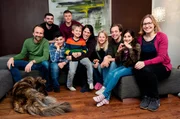 Familie Schwarz mit Checker Tobi (3. von rechts) und Psychologin Verena (rechts).