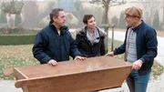 Oli P. (r) ist begeistert von dem alten Backtrog, den Georg und seine Nichte Conny ihm heute mitgebracht haben.