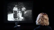 Filmsammlerin Heidi Fial beim Vorfuehren der 9,5mm Filme.