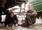 Nelson Richardson (Andrew Rhodes, l.) bringt MacGyver (Richard Dean Anderson, r.) zu dem Videoband, das er in einem alten Waggon versteckt hat.