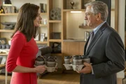 Jules Ostin (Anne Hathaway), Ben Whittaker (Robert De Niro).