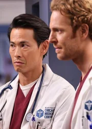 L-R: Ivan Shaw als Dr. Justin Lieu, Nick Gehlfuss als Will Halstead