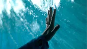 Mer de Glace: Hand (Julia Steinberger) ber&uuml;hrt das Gletschereis.