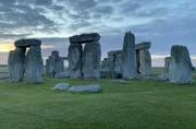 Stonehenge: eine architektonische Meisterleistung. Bis zu 25 Tonnen schwere Steine schichteten die Menschen vor 5000 Jahren aufeinander. Wie und wozu bleibt ein Rätsel. Stonehenge: eine architektonische Meisterleistung. Bis zu 25 Tonnen schwere Steine schichteten die Menschen vor 5000 Jahren aufeinander. Wie und wozu bleibt ein Rätsel.