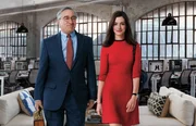 Robert De Niro (Ben Whittaker), Anne Hathaway (Jules Ostin).