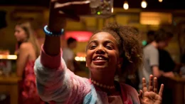 Binti (Bebel Tshiani Baloji) will eine ber&uuml;hmte Vloggerin werden.