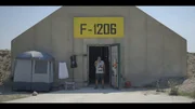Collage, Plakat.; John im Sperrgebiet um den Reaktor in Tschernobyl.; Milton Torres beim &Uuml;berlebenstraining.; Milton Torres vor seinem Bunker in South Dakota.