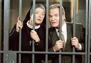Hinter Gittern: B&uuml;rgermeister W&ouml;ller (Fritz Wepper, l.) und Schwester Lotte (Jutta Speidel, r.) werden Opfer eines Bank&uuml;berfalls. Eingesperrt im Tresorraum der Bank warten sie verzweifelt auf Hilfe.