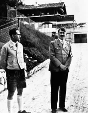 Schon zu seinen Lebzeiten gab es viele verschiedene Gerüchte darüber, was Adolf Hitler (r.) hinter verschlossenen Türen trieb. Hier zusammen mit Rudolf Hess im Berhof "Haus Wachenfeld" in Bayern, ca. 1940 Schon zu seinen Lebzeiten gab es viele verschiedene Gerüchte darüber, was Adolf Hitler (r.) hinter verschlossenen Türen trieb. Hier zusammen mit Rudolf Hess im Berhof "Haus Wachenfeld" in Bayern, ca. 1940