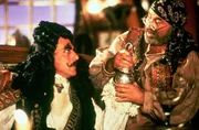 v.li.: Kapit&auml;n Hook (Dustin Hoffman), Sam (Bob Hoskins)