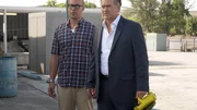 Jesse Porter (Coby Bell, l.) und Sam Axe (Bruce Campbell) geben sich als Vertreter von Schwarzmarkt-Technologien aus, um auf das Gel&auml;nde eines libanesischen Chemieunternehmens zu gelangen. Doch dort merken sie schnell, dass Gefahr in Verzug ist.