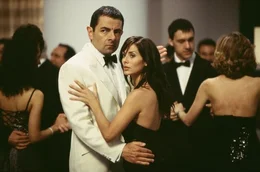 L-R: Johnny English (Rowan Atkinson) und Lorna Campbell (Natalie Imbruglia)