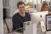 Andrew Rannells (Cameron).
