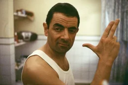 Nachdem bei einem Anschlag alle englischen Geheimagenten get&ouml;tet wurden, bleibt nur noch der unerfahrene und etwas trottelige M&ouml;chtegern-Agent Johnny English (Rowan Atkinson) &uuml;brig. Er soll die britischen Kronjuwelen sch&uuml;tzen, das British Empire retten und ein paar b&ouml;se Buben dingfest machen ...