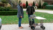 Chris (l) hat Oli P. eine Snare-Drum und ein altes Schalbrett mitgebracht.