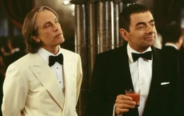 Der unbeholfene Geheimagent Johnny English (Rowan Atkinson, r.) soll Gro&szlig;britannien vor dem raffinierten B&ouml;sewicht Pascal Sauvage (John Malkovich, l.) retten. Kann das hinhauen?