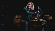 Filmsammlerin Heidi Fial beim Vorf&uuml;hren der 9,5mm Filme.