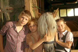 Emma (Zo&euml; Charlotte Mannhardt, r.), Leo (Karl Alexander Seidel, M.) und sein Bruder Max (Konstantin Kaucher) wollen auf keinen Fall das Pferd Mississippi wieder rausr&uuml;cken.