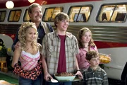 Kristin Chenoweth (Mary Jo Gornicke), Jeff Daniels (Travis Gornicke), Hunter Parrish (Earl Gornicke), Chloe Sonnenfeld (Moon Gornicke), Alex Ferris (Billy Gornicke).