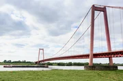 Die Rheinbr&uuml;cke Emmerich (Kleve-Emmerich-Br&uuml;cke) ist mit 803 m die l&auml;ngste H&auml;ngebr&uuml;cke Deutschlands und hat mit 500 m die gr&ouml;&szlig;te St&uuml;tzweite einer Br&uuml;cke in Deutschland. Sie ist Teil der Bundesstra&szlig;e 220 und f&uuml;hrt &uuml;ber den Rhein nach Kleve.