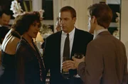 v.li.: Rachel Marron (Whitney Houston), Frank Farmer (Kevin Costner), Portman (Tomas Arana)