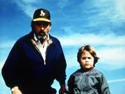 Mark (Victor French, l.) geht mit dem kleinen Adam (Jerry Supiran, r.) auf Entdeckungsreise.