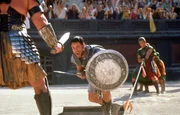Maximus (Russell Crowe, mi.).