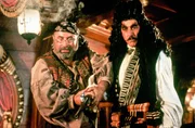 v.li.: Sam (Bob Hoskins), Kapit&auml;n Hook (Dustin Hoffman).