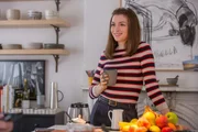 Jules Ostin (Anne Hathaway)