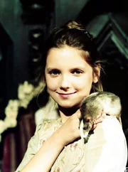 Gritta (Nadja Klier) mit Ratte.