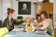 Pheline Roggan (Ruth), Bernadette Heerwagen (Sarah).