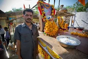 LKW-Fahrer Babu Singh am Schrein &bdquo;Bullet Baba&ldquo;. Die Gl&auml;ubigen bitten um Schutz vor den t&ouml;dlichen Gefahren des Stra&szlig;enverkehrs in Indien.