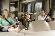 Ferien im Wohnmobil: Bob (Robin Williams, r.), Jamie (Cheryl Hines, l.), Cassie (Joanna Levesque, 2.v.r.) und Carl (Josh Hutcherson, 2.v.l.) ...