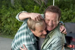"Die Chaoscamper", Eigentlich hat Bob Munro seiner Familie einen Urlaub auf Hawaii versprochen. Um heimlich beruflichen Pflichten nachzugehen, &auml;ndert er die Pl&auml;ne. Und so geht es per Wohnmobil Richtung Rocky Mountains. Die Begeisterung von Ehefrau Jamie, T&ouml;chterchen Cassie und Sohnemann Carl h&auml;lt sich in Grenzen. Die erhoffte Erholung weicht absolutem Chaos, denn alles, was schiefgehen kann, geht auch schief. Die Munros lassen einfach keine Panne und Katastrophe aus.Im Bild (v.li.): Jeff Daniels (Travis Gornicke), Robin Williams (Bob Munro).  SENDUNG: ORF eins - DO - 15.08.2019 - 13:20 UHR. - Veroeffentlichung fuer Pressezwecke honorarfrei ausschliesslich im Zusammenhang mit oben genannter Sendung oder Veranstaltung des ORF bei Urhebernennung.