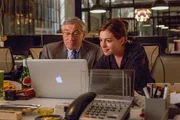 Robert De Niro (Ben Whittaker), Anne Hathaway (Jules Ostin).