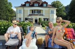 (v.li.): Arthur (Ernst Stankovski), Julia (Gila Von Weitershausen), Toni (Fritz Wepper), Emma (Eva-Maria Grein von Friedl).
