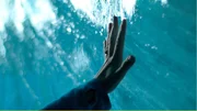 Mer de Glace: Hand (Julia Steinberger) ber&uuml;hrt das Gletschereis.