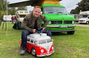 hr-fernsehen DER CAMPING-CHECK: OLDTIMER-CAMPER & NEUE WOHNMOBILE, am Dienstag (25.10.22) um 20:15 Uhr. Friso Richter auf dem Campingplatz. © HR/Lukas Lowack, honorarfrei - Verwendung gemäß der AGB im engen inhaltlichen, redaktionellen Zusammenhang mit genannter HR-Sendung bei Nennung "Bild: HR/Lukas Lowack" (S2). HR/Pressestelle, Tel: 069/155-4954 hr-fernsehen DER CAMPING-CHECK: OLDTIMER-CAMPER & NEUE WOHNMOBILE, am Dienstag (25.10.22) um 20:15 Uhr. Friso Richter auf dem Campingplatz. © HR/Lukas Lowack, honorarfrei - Verwendung gemäß der AGB im engen inhaltlichen, redaktionellen Zusammenhang mit genannter HR-Sendung bei Nennung "Bild: HR/Lukas Lowack" (S2). HR/Pressestelle, Tel: 069/155-4954