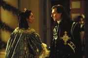 Queen Anne (Anne Parillaud), D'Artagnan (Gabriel Byrne)