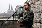 Der junge Stra&szlig;enmusiker Jan Meyers (Anselm Ferdinand Bresgott) begeisterte viele Menschen mit seiner Musik, bis er pl&ouml;tzlich Opfer eines f&uuml;rchterlichen Mordes wurde.