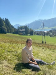 Ida Winkler, Jungb&auml;uerin vom Pfeiferhof auf der Weide.