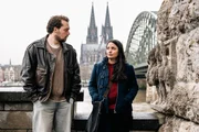 Jan Meyers (Anselm Ferdinand Bresgott, l.) wurde tot am Rheinufer aufgefunden. Hat der Tod des jungen Stra&szlig;enmusikers etwas mit seiner fr&uuml;heren Liebschaft Michelle Linz (Canan Kir, r.) zu tun, die ihn einige Tage vorher aufgesucht hat?