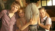 Emma (Zo&euml; Charlotte Mannhardt, r.), Leo (Karl Alexander Seidel, M.) und sein Bruder Max (Konstantin Kaucher) wollen auf keinen Fall das Pferd Mississippi wieder rausr&uuml;cken.