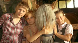 Emma (Zo&euml; Charlotte Mannhardt, r.), Leo (Karl Alexander Seidel, M.) und sein Bruder Max (Konstantin Kaucher) wollen auf keinen Fall das Pferd Mississippi wieder rausr&uuml;cken.