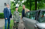 Uta Linden (Lina Hoppe, M.) hat Lars (Ingo Naujoks, l.) und Finn (Sven Martinek, r.) ein falsches Alibi gegeben. Jetzt muss sie auf der Wache erneut aussagen.