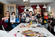 Checker Tobi (Mitte) mit Psychologin Verena (links) und den Kindern der Patchworkfamilie Schwarz.