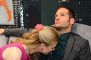 Kommen sich n&auml;her: Maxi (Larissa Marolt, l.) und David (Lee Rychter, r.) ...