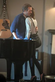 Wird House (Hugh Laurie, l.) seiner Ehefrau Dominika (Karolina Wydra, r.) erkl&auml;ren, dass er ihr die ganze Zeit verschwiegen hat, dass ihre Aufenthaltsgenehmigung l&auml;ngst da ist?