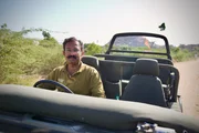 Veer Singh im offenen Gel&auml;ndewagen auf Leopardensuche. Vor den Raubkatzen hat er Respekt, aber keine Angst.
