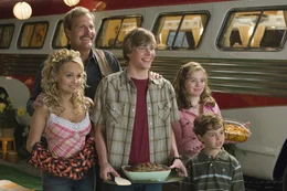 Auf dem Campingplatz treffen die Munros nicht nur die Gurnicke-Familie (Kristin Chenoweth, l., Jeff Daniels, 2. v. l., Hunter Parrish, M., Chloe Sonnenfeld, 2. v. r., und Alex Ferris, r.), sondern auch noch viele andere verr&uuml;ckte Camper.